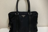 Yahoo!オークション - 美品 PRADA SAFFIANO TRAVER プラダ サフィアー... How To Dress Stylishly For Different Body Shapes