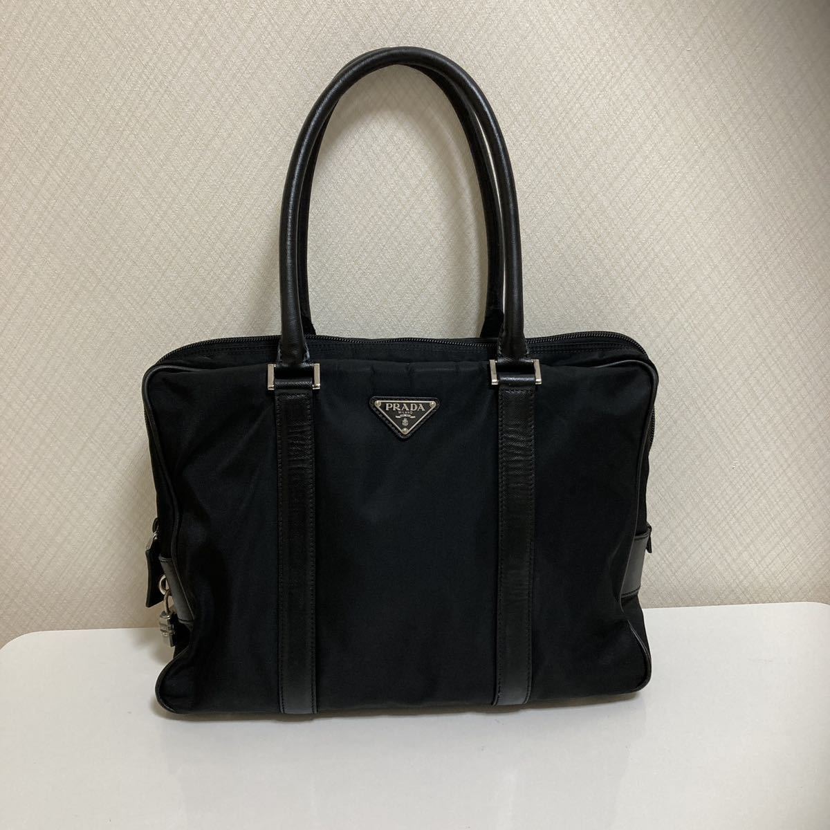 Yahoo!オークション - 美品 PRADA SAFFIANO TRAVER プラダ サフィアー... How To Dress Stylishly For Different Body Shapes